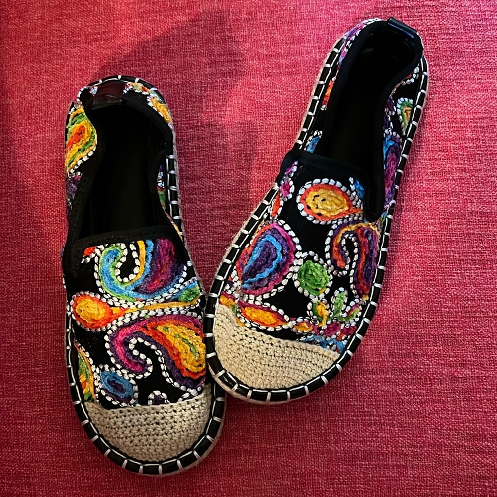 Embroidered casual summer shoes size 8